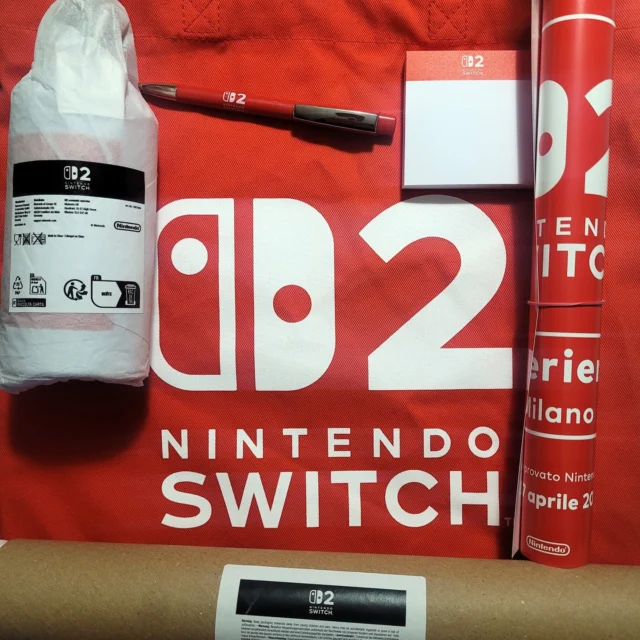 Questa domenica ho partecipato alla Nintendo Switch 2 Experience di Milano
Sono stato decine di volte a Milano, ma ne ho approfittato per visitare alcuni posti che mi mancavano. Sono arrivato in treno (non quello fotografato) e fatto un giro al mercatino delle pulci dei Navigli, poi salita sulle terrazze del Duomo, un giro in centro e pomeriggio all'evento

In 4 ore ho provato una decina di giochi, perlopiù first party, saltando buona parte di quelli third party come Yakuza 0, giusto una partita a Street Fighter VI
Il re indiscusso dell'evento è stato Mario Kart World, che giocato in 12 persone + 12 CPU è uno spettacolo che ha catturato tutti, grazie anche all'ottima organizzazione di @NintendoItalia
Non toccavo un Mario Kart da circa 10 anni (sono uno dei pochi possessori di Switch senza Mario Kart 8 Deluxe), ma ai tempi di Nintendo DS e 3DS ero un professionista di Mario Kart e nelle due partite in modalità Sopravvivenza mi sono ancora fatto valere arrivando entrambe le volte 1° su 24 piloti 👍
Peccato non avere avuto tempo di esplorare meglio il mondo di gioco, in modo rilassato, anche se sembra che non mancheranno piccoli segreti, cameo e citazioni sparse qua e la.
Donkey Kong Bananza l'ho già prenotato sulla fiducia, dato che in pratica è il primo vero Donkey Kong in 3D in pieno stile Nintendo, reinventando da zero l'universo dei Kong in un gioco che sembra un Super Mario più frenetico e caotico.
Metroid Prime 4 ottimo come prevedibile, anche se non so ancora se mi convincerà a preferirlo con i controlli mouse.
Drag x Drive confido nasconda molto più di quanto visto finora, perché lo trovo troppo grigio e triste come stile, ma i controlli funzionano bene, anche se 10 minuti di sfida frenetica sono sufficienti a stancare le braccia.
Lo Switch 2 Welcome Tour non sarà il primo gioco che avvierò il 5 Giugno, ma può essere un rilassante passatempo tra una gara e l'altra di Mario Kart... ora so che i controlli mouse funzionano grazie a una fotocamera dalla risoluzione inferiore a quella della Game Boy Camera 😄
Poi Kirby, Mario Party, Zelda... e F-Zero GX è sempre un piacere col controller del GC 🔥
#switch2 #nintendoswitch2 #switch2experience #nintendoitalia